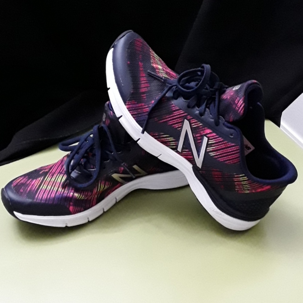NEW BALANCE GYM SHOES - Picture 2 of 5